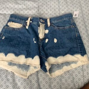 OLD NAVY .. SHORTS NEVER WORN STILL HAS TAG!!!!